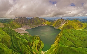 鸟瞰皮纳图博火山湖和山脉，菲律宾波拉克 