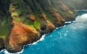 Nā pali海岸上的Bright Eye海蚀洞，夏威夷考艾岛 