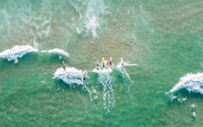 在伯利角冲浪的人们，澳大利亚黄金海岸 
