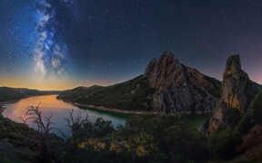 塔霍河上空的银河，西班牙蒙弗拉圭国家公园 