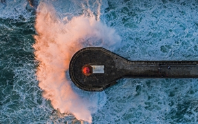 海浪撞击费尔盖拉什灯塔，葡萄牙波尔图 