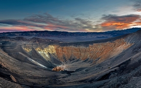 死亡谷国家公园里的优比喜比火山口，加利福尼亚州 
