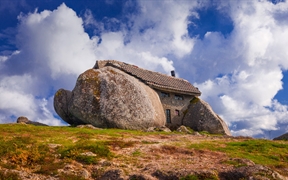 镶嵌在巨石之间的石屋，葡萄牙 