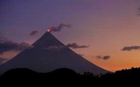 菲律宾马荣山的火山口冒烟 