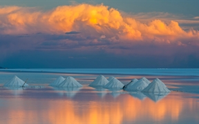 乌尤尼盐沼上的锥形盐堆，玻利维亚 