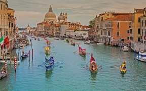 在大运河上举办的赛船节， 意大利威尼斯 