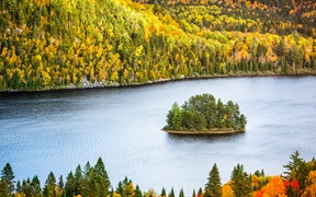 拉莫里斯国家公园中的Wapizagonke湖区，加拿大魁北克 