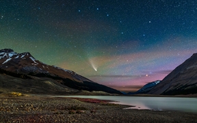 划过湖面上空的新智彗星，加拿大贾斯珀国家公园 