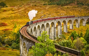 穿越格伦菲南高架桥的蒸汽火车，苏格兰因弗内斯郡 