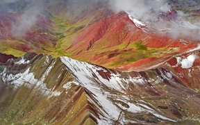 被白雪覆盖的彩虹山，秘鲁 