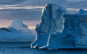 库佛维尔岛附近的蓝色冰山，南极洲 