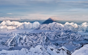 珠穆朗玛峰的影子，尼泊尔喜马拉雅西部 