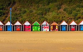 圣诞主题的海滩小屋，英国伯恩茅斯 