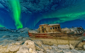 搁浅船只上空的极光，格陵兰岛塔西拉克 