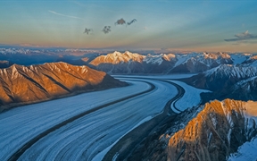 克卢恩国家公园保护区的山脉和冰川，加拿大育空地区 