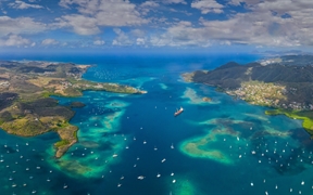 蔚蓝海域中的马提尼克岛，加勒比海 