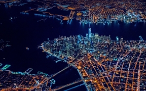 灯光璀璨的曼哈顿下城，美国纽约 
