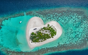 心形小岛和白沙滩，印度洋马尔代夫 