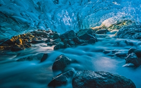 冰川洞穴里流动的河流，冰岛瓦特纳冰原 