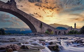 Ponte Gobbo桥，意大利博比奥，特雷比亚河