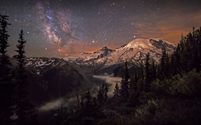 雷尼尔山上空的银河星系，美国华盛顿州 