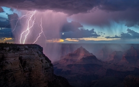 雷暴下的大峡谷国家公园，亚利桑那州 