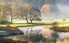 布拉塞河上的雾天黎明，英国湖区国家公园 