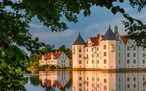 护城河边的格吕克斯堡城堡，德国 