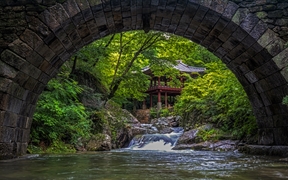 仙岩寺中的升仙桥，韩国曹溪山道立公园 