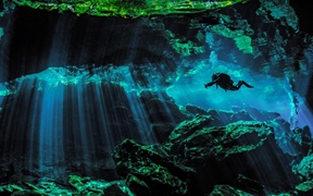 潜水员探索文图拉斯港附近的水下天然井，墨西哥 