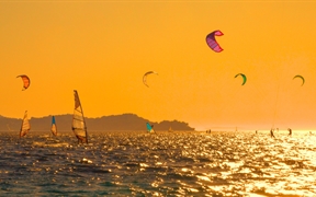 克罗地亚佩列沙茨半岛附近的风筝冲浪者和风帆冲浪者 