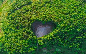 上海浦东森林心形洞穴鸟瞰图，中国 