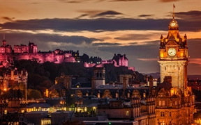 夜晚的爱丁堡城市天际线，苏格兰 