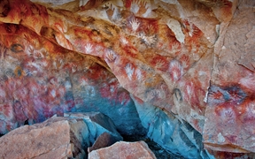阿根廷圣克鲁斯的洛斯马诺斯洞穴 