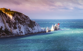 英格兰怀特岛上的尼德尔斯白垩岩石和19世纪的灯塔。 