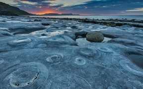 蒙茅斯海滩的菊石路面，英国多塞特侏罗纪海岸世界遗产地 