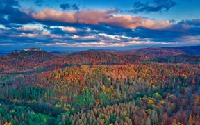 秋天的图林根森林与瓦特堡城堡，德国 