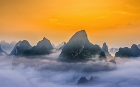 中国桂林漓江国家公园的喀斯特山脉 