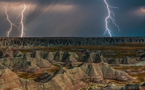 雷暴中恶地国家公园的岩层，美国南达科他州 