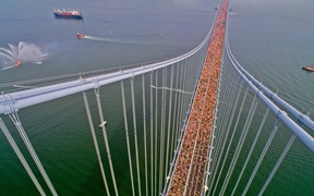 1990年纽约市马拉松比赛，参赛者穿过韦拉扎诺海峡大桥 