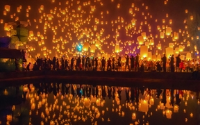 清迈易鹏节升起的天灯，泰国 