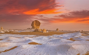 白沙漠中的岩石，埃及 