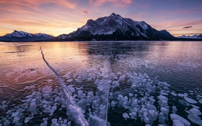 麦切纳山和结冰的亚伯拉罕湖，加拿大艾伯塔省 