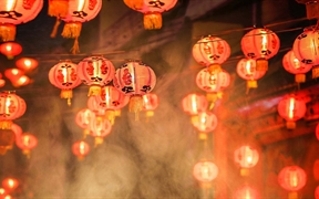除夕夜的中国新年灯笼 