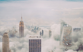 云层中的纽约市天际线 