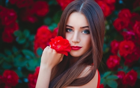 国外性感美女模特，红色鲜花下的欧美长发美女5k美女壁纸写真
