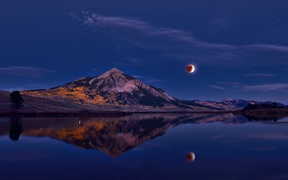 克雷斯特德比特山上方的月食，科罗拉多州，美国 