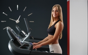 金发性感美女内衣模特微笑的在跑步机上锻炼，健身房上显示钟表的时刻的5k美女壁纸
