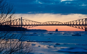 横跨圣劳伦斯河下游的魁北克大桥，加拿大 