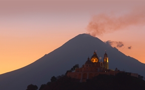 普埃布拉天主堂和波波卡特佩特火山，普埃布拉，墨西哥 